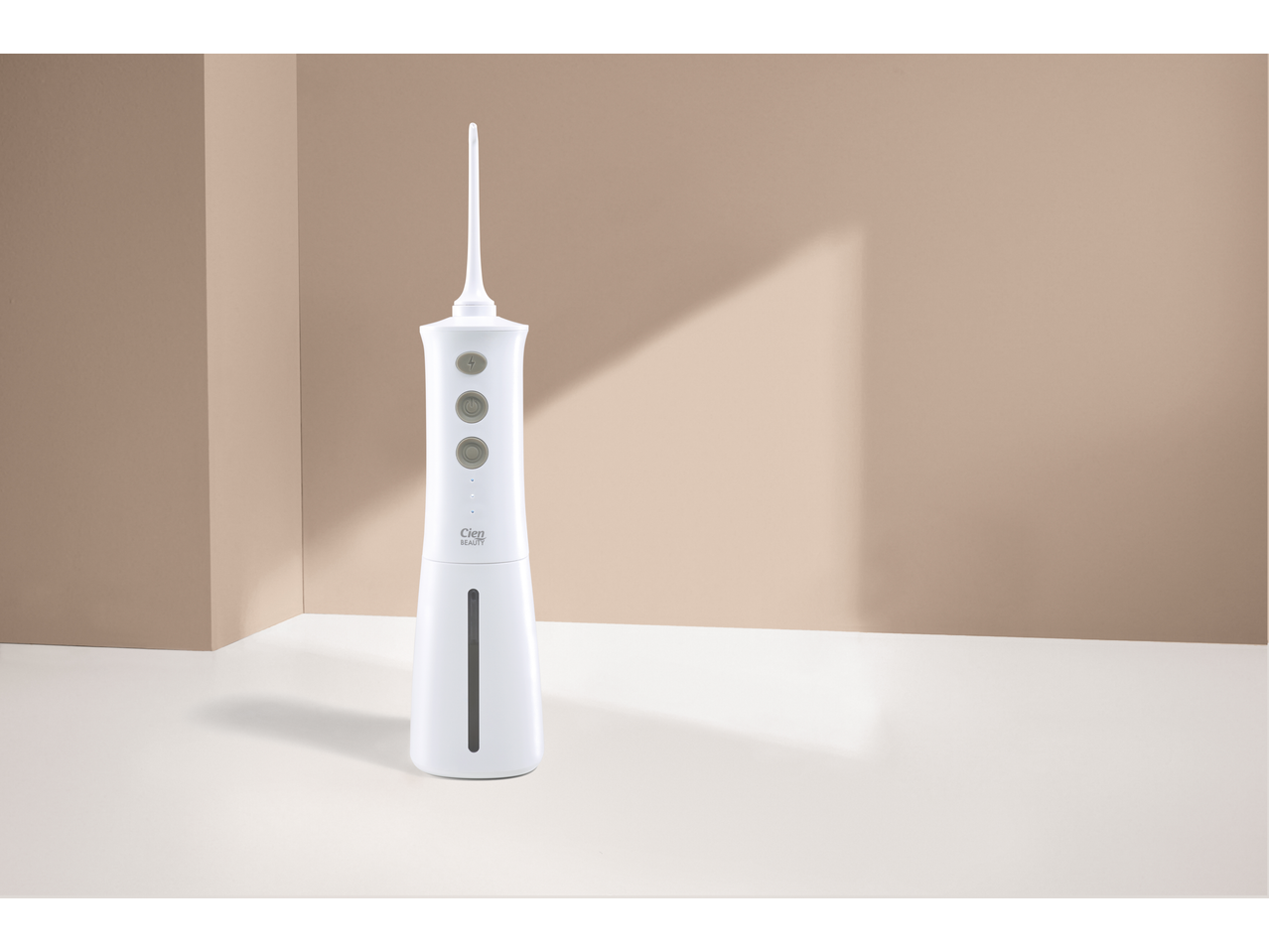 Irrigador oral branco CIEN BEAUTY com três botões e indicador de nível de água.