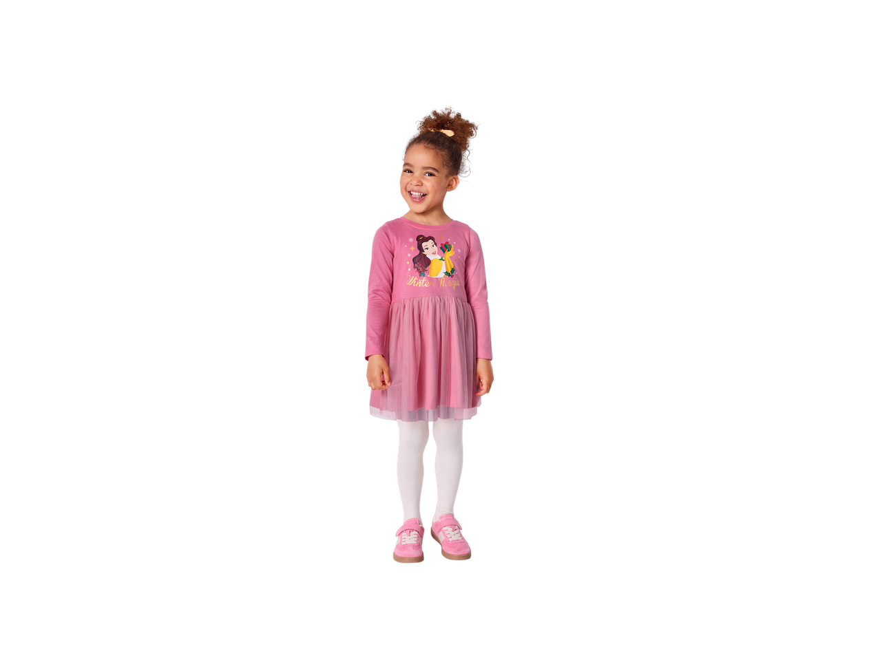 Mergaitė rožine ilgomis rankovėmis suknele su Belles atspaudu, baltomis pėdkelnėmis ir rožiniais bateliais.