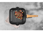 Bife grelhado com legumes numa frigideira grill SILVERCREST