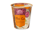 Kop med risnudelsuppe med kyllingesmag, klar på 4 minutter, i asiatisk stil.