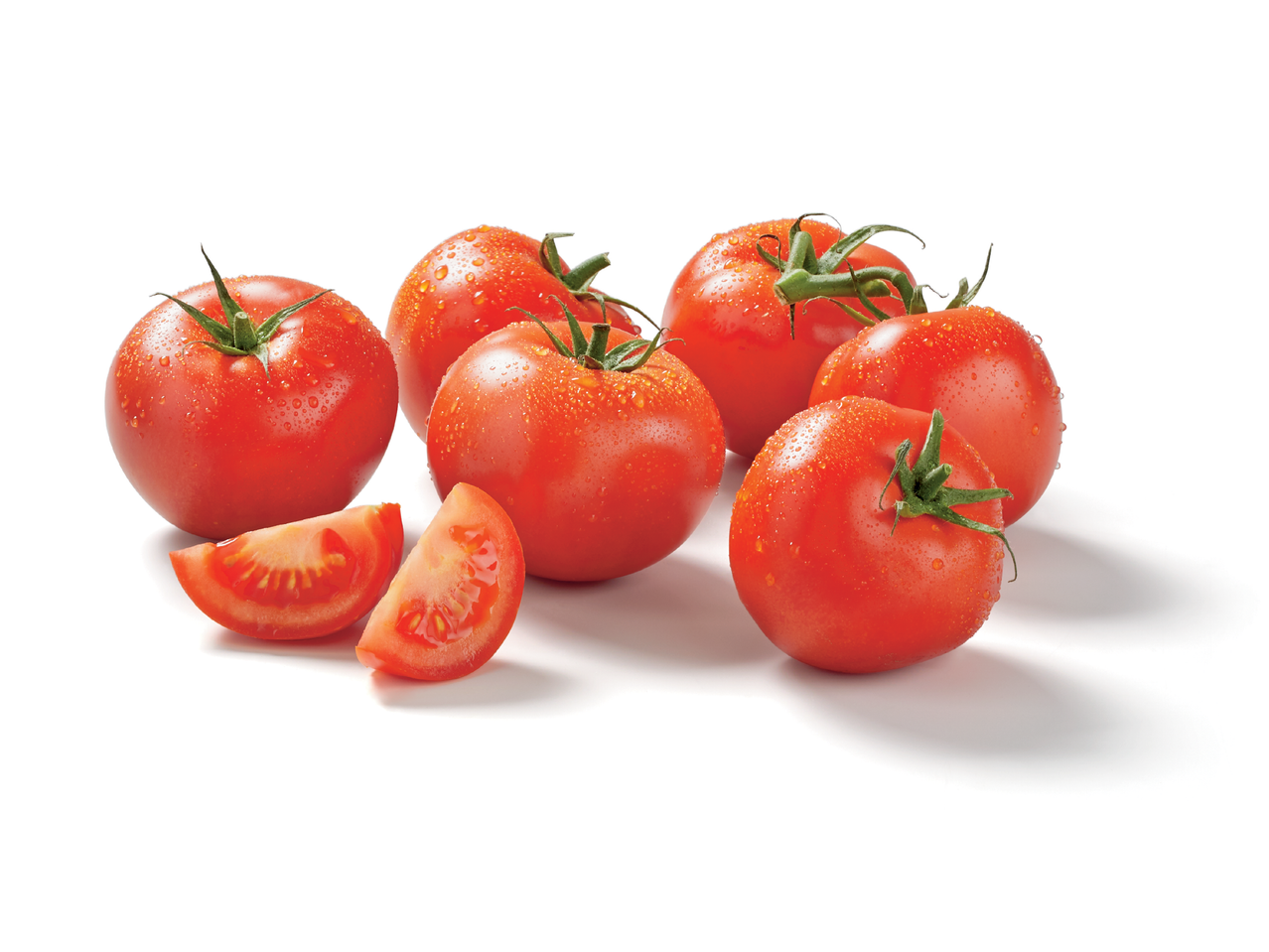 Купчина пресни, червени домати с водни капчици и две нарязани резенчета на бял фон.