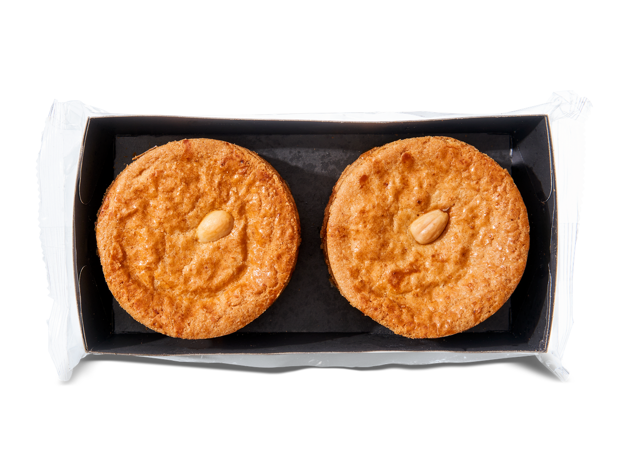 Twee ronde amandelkoekjes in een open verpakking.