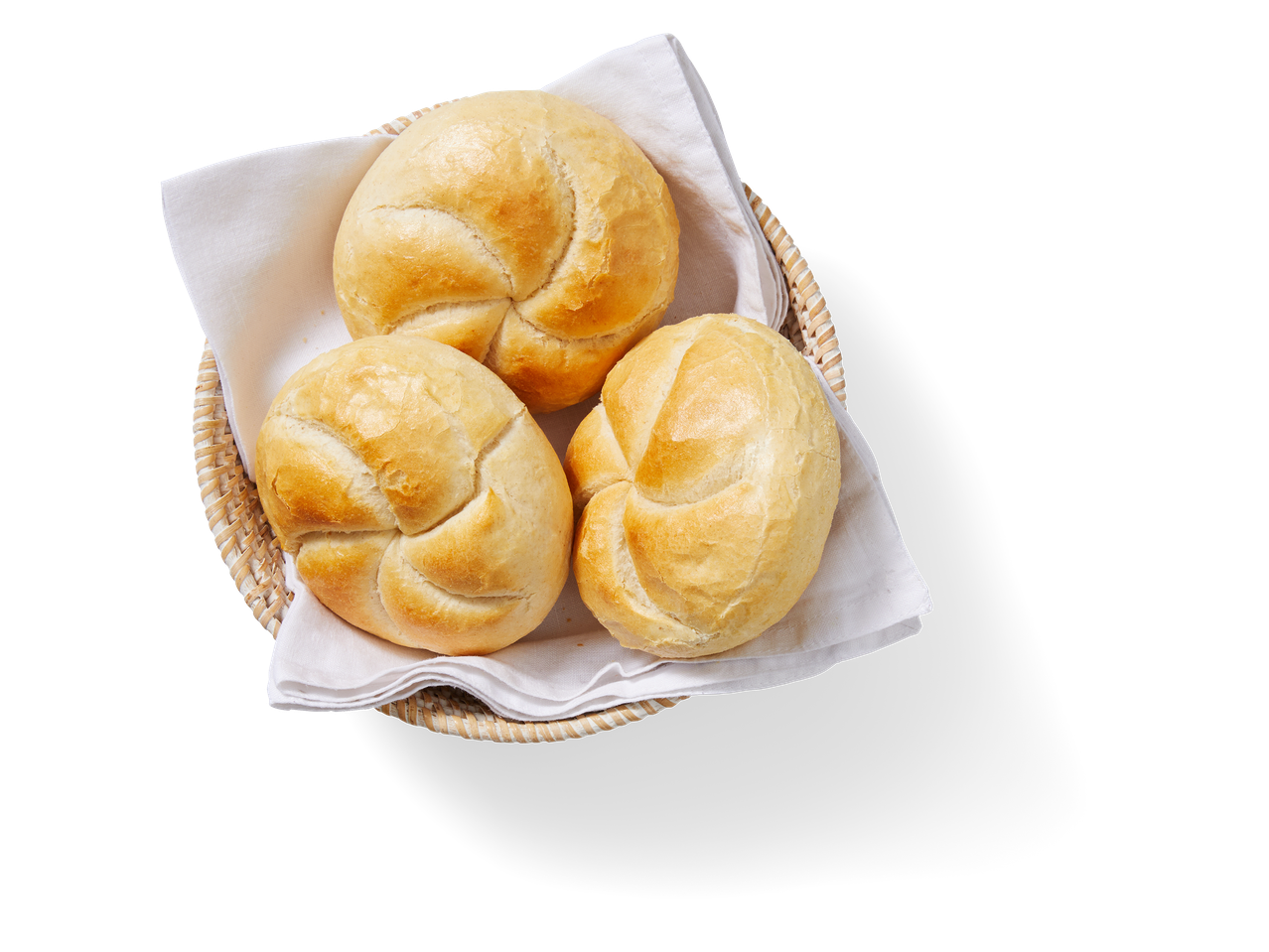 Drie versgebakken kaiserbroodjes in een mandje met een witte doek.