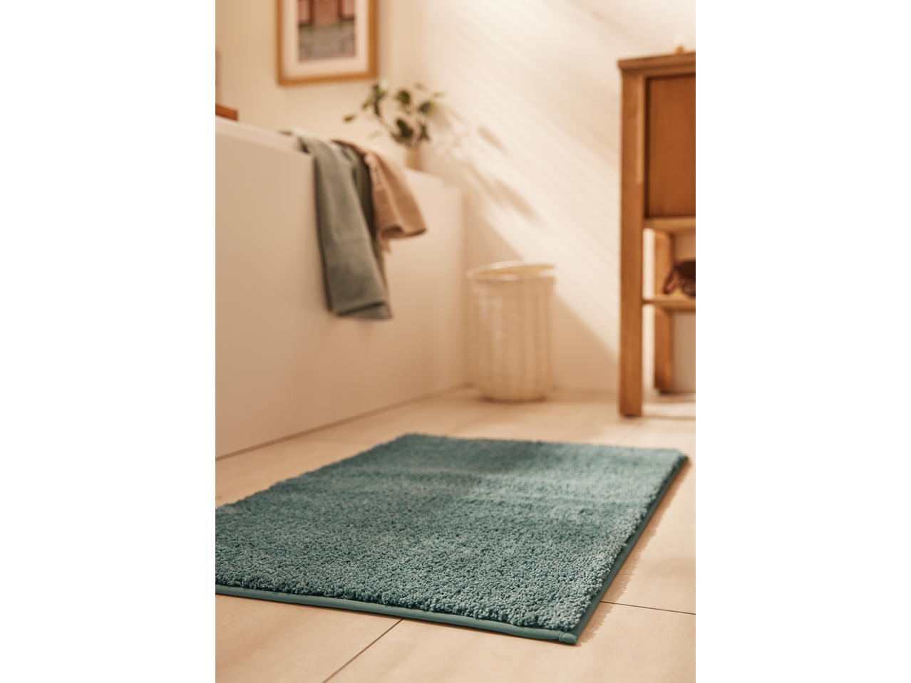 Zachte, blauwe badmat in een moderne badkamer.