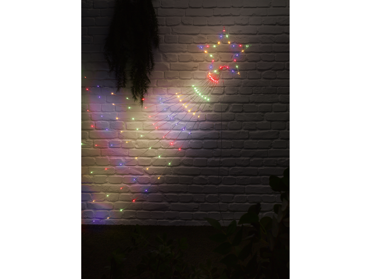 LIVARNO HOME šviečianti girlianda žvaigždės formos ant plytų sienos