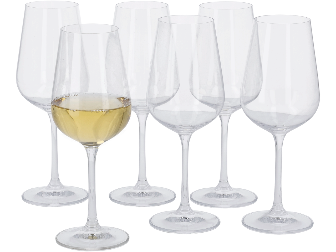Six verres à vin, dont un rempli de vin blanc, sur fond noir.