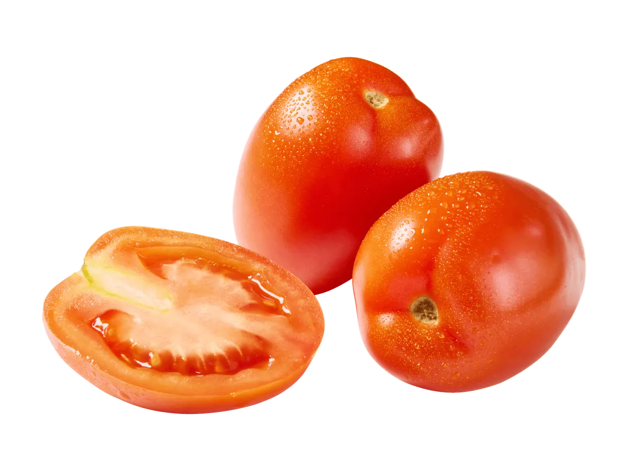 Kaksi kokonaista ja yksi puolikas tomaatti, joissa on vesipisaroita mustalla taustalla.