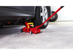 Automobilski dizalica i auto u garaži.
