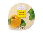 Yuzu-dessert i japansk stil med en yuzu-frugt og blade på en bambusmåtte, 150 g.