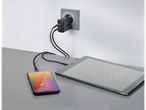 Tronic dvostruki USB punjač uključen u utičnicu, puni telefon i tablet.