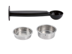 Acessórios para máquina de café: uma colher medidora preta e dois filtros de aço inoxidável.