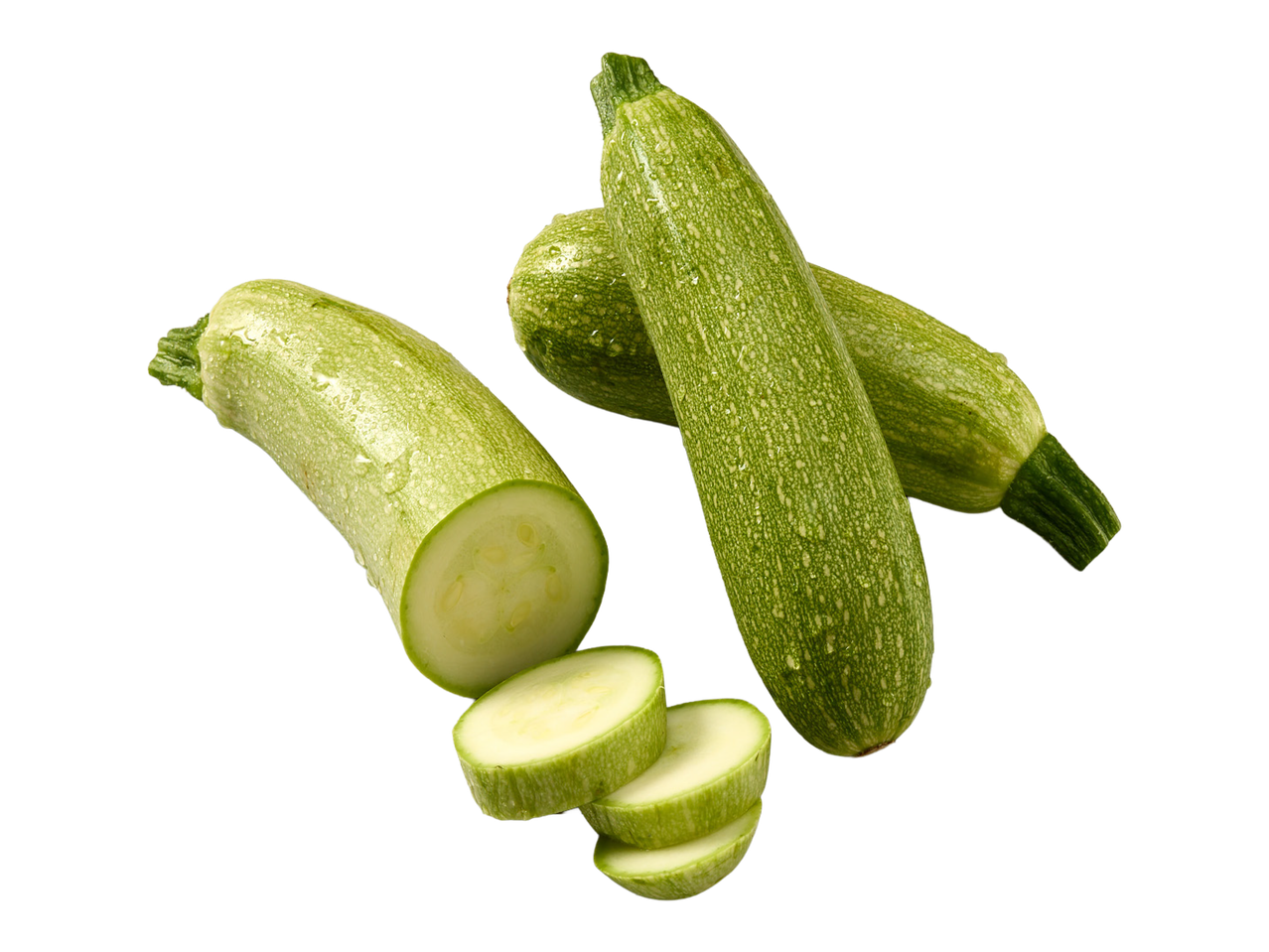 Sveže zelene tikvice, cele i isečene na kolutove, sa kapljicama vode na crnoj pozadini.