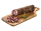Suha klobasa, narezana na leseni deski.