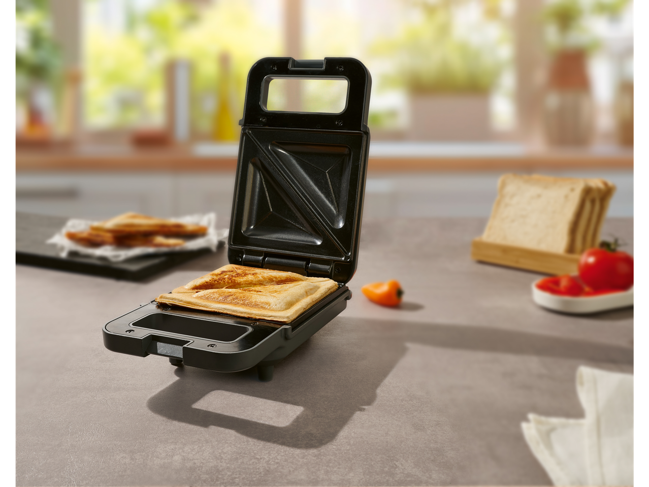 Un sandviș prăjit într-un aparat de sandwich Tristar.