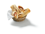 Pãezinhos de presunto numa cesta.