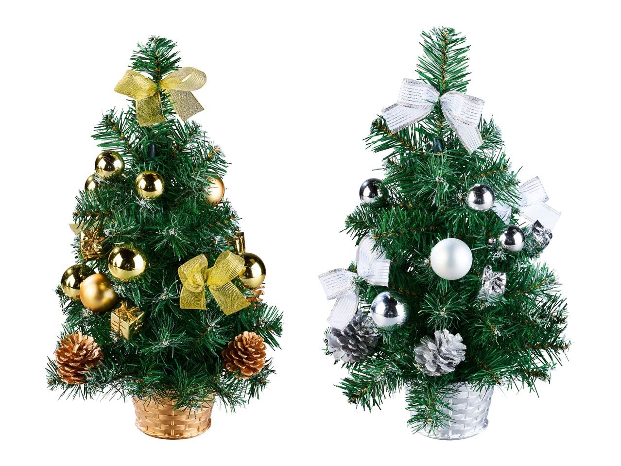 Zwei festlich geschmückte Weihnachtsbäume mit goldenen und silbernen Kugeln und Schleifen