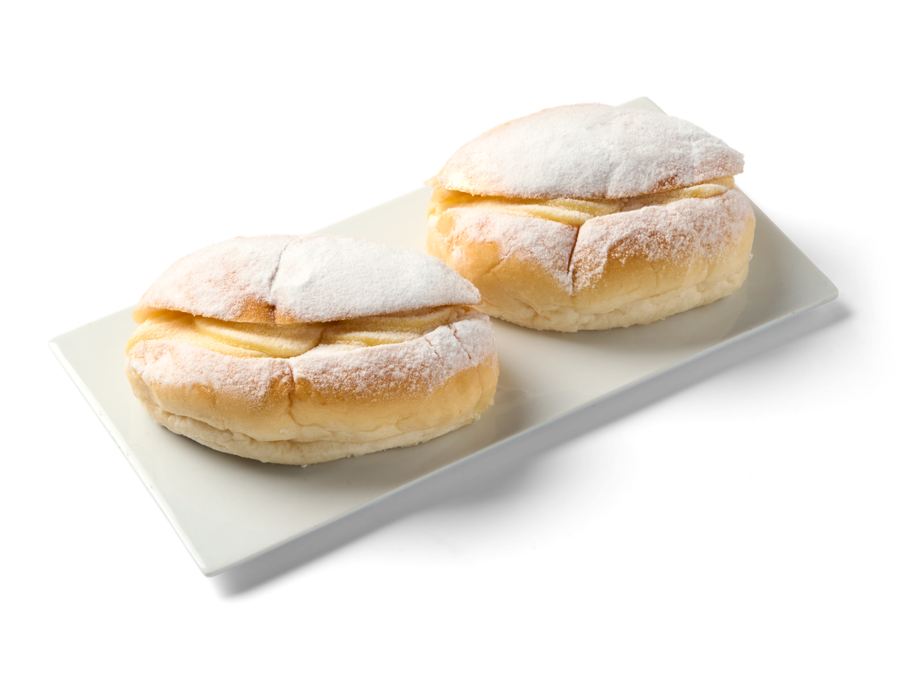 Twee zoete broodjes met banketbakkersroom, bestoven met poedersuiker, geserveerd op een wit rechthoekig bord.