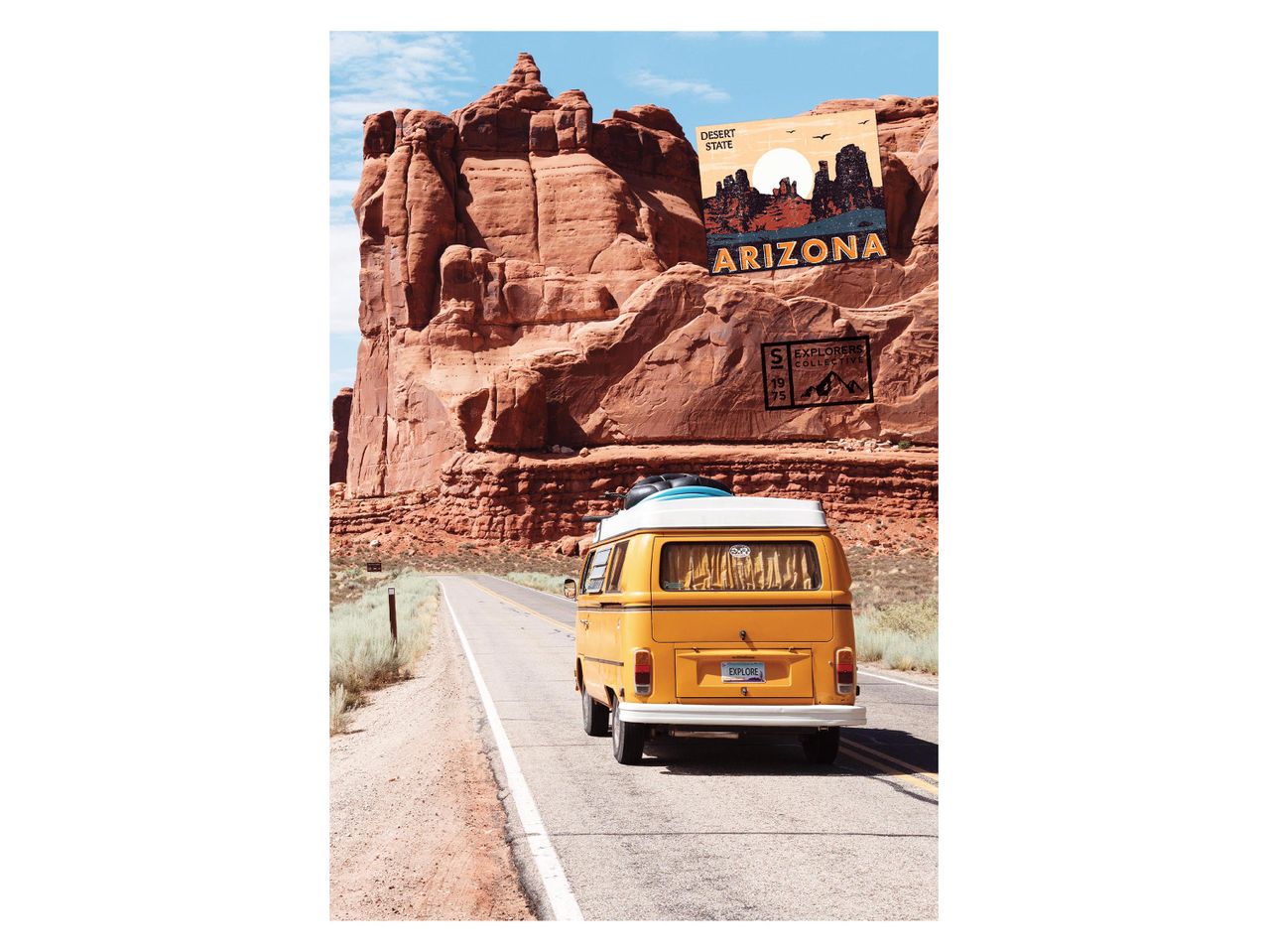 Egy sárga lakóautó egy sivatagi úton, sziklák és egy „Arizona” poszter előtt.