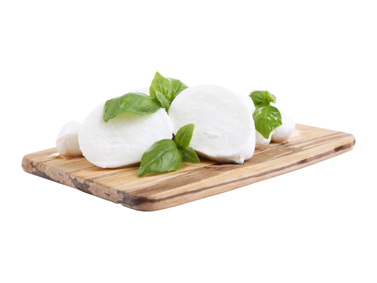 Mozzarella in bazilika na leseni deski.