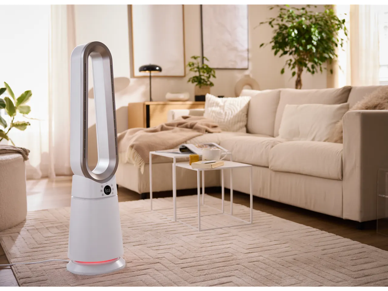 Un ventilatore senza pale TRONIC® in un soggiorno moderno con divano e tavolino da caffè.