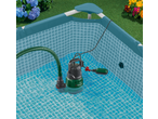 Pompă submersibilă PARKSIDE pentru apă curată într-o piscină de grădină.