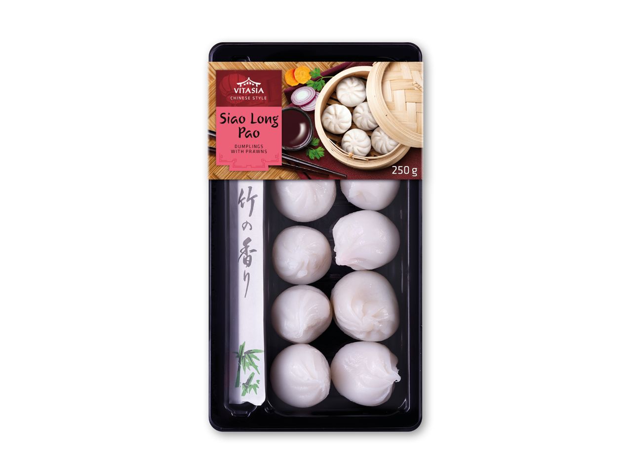 Siao Long Pao dumplings med rejer i en sort bakke med spisepinde og en dekorativ etiket.
