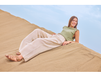 Pantaloni de damă ESMARA pe un model relaxându-se pe dune de nisip