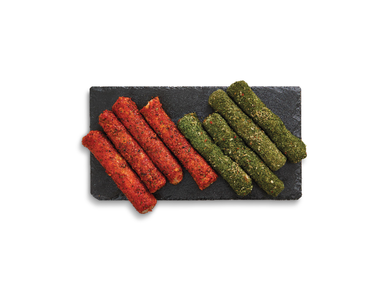 Raudoni ir žali prieskoniais apibarstyti mėsos suktinukai ant juodos lentos.