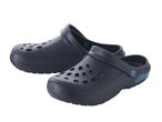 Két pár fekete Crocs-szerű papucs.