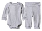 Комплект от бебешко боди и панталон в сив цвят.