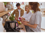 Pessoas a cozinhar com uma máquina de cozinha inteligente Monsieur Cuisine e vegetais frescos.