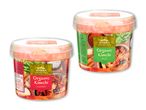 To beholdere med økologisk kimchi, en klassisk og en mild variant.