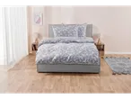 Set de lenjerie de pat cu model damasc, pe pat gri, într-un dormitor modern.