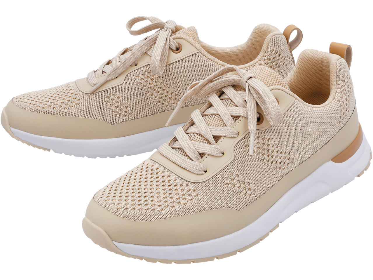 Bézs színű, fűzős sportcipők fehér talppal, fekete háttér előtt.