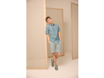 Homem com camisa azul, calções azul-claros e sapatilhas cinzentas ESMARA MEN.