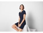 Donna che indossa una maxi t-shirt blu scura. 
