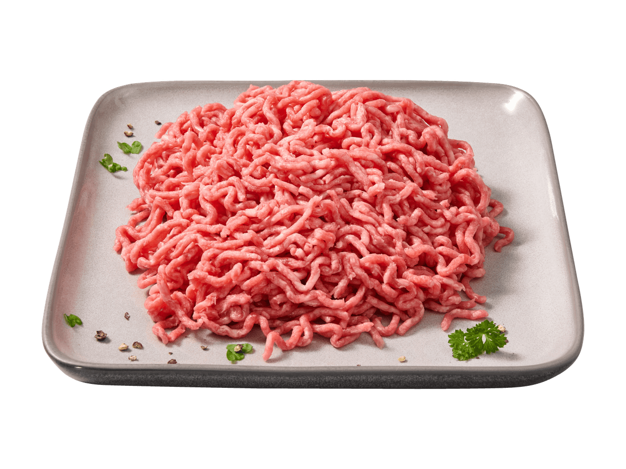 Viande hachée fraîche sur une assiette grise, garnie d'herbes et de poivre.