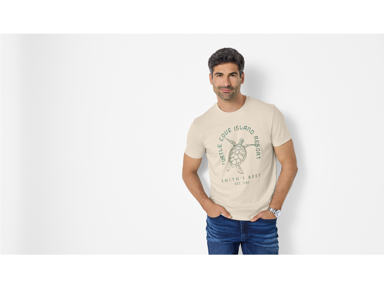 Bărbat într-un tricou bej Esmara Men cu grafică de broască țestoasă și text.