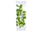 Een bosje basilicum in een plastic verpakking.