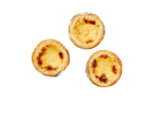 Trois pâtisseries portugaises Pastel de Nata sur fond noir.