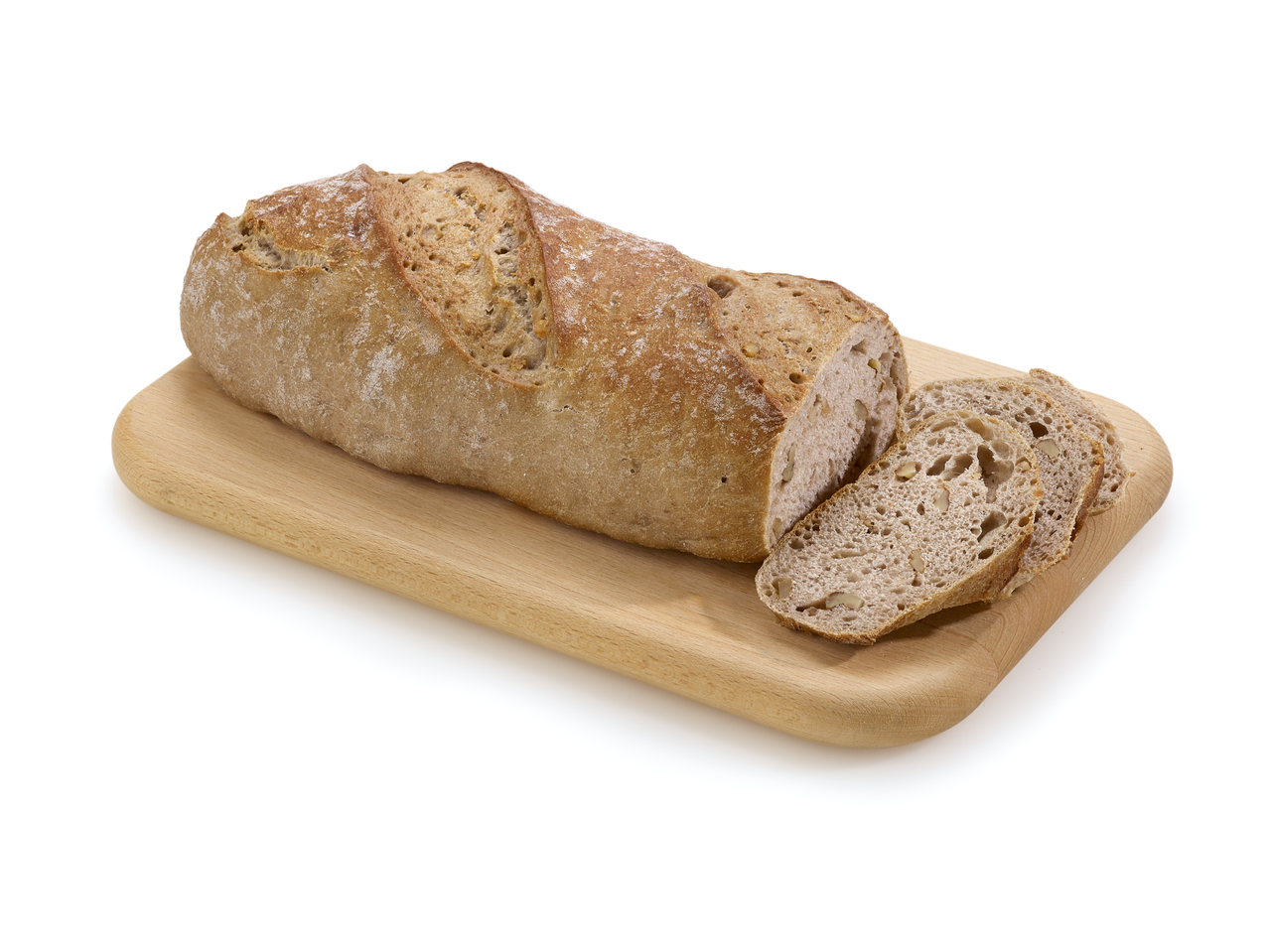 Pain aux noix, partiellement tranché, sur une planche à découper en bois