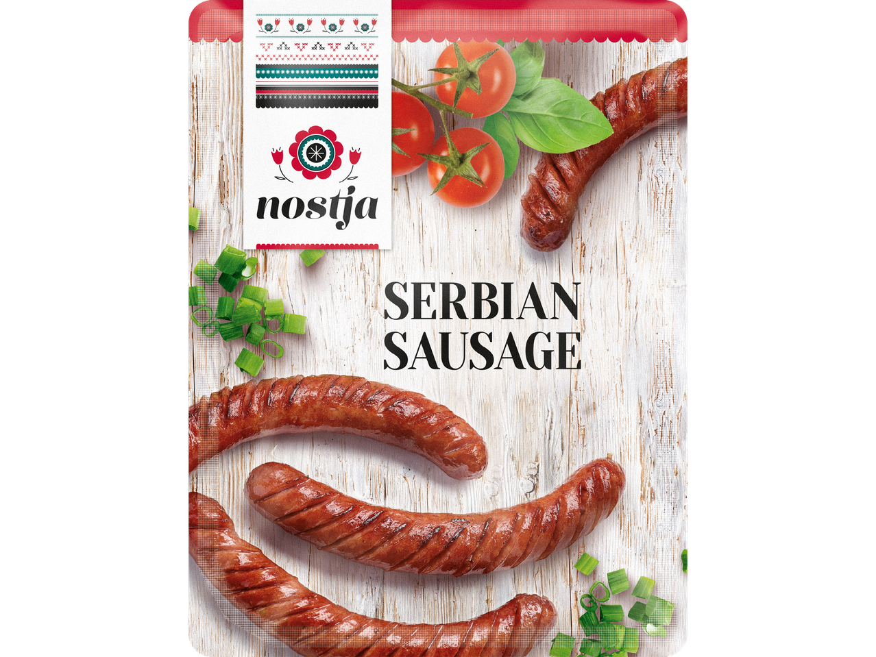 Förpackning med serbisk korv, tomater och gräslök på en träbakgrund.