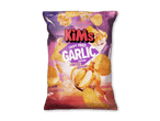 Pose med sprøde, rillede chips med hvidløgssmag, der flyver rundt om et hvidløg.
