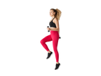 Žena u CRIVIT funkcionalnim helankama i sportskom grudnjaku, drži tegove.