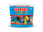 Een grote pot met diverse fruitgums en dropjes, met een vrolijke illustratie van een beer en een jongen.