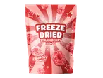 Zak gevriesdroogde aardbeienringen met de tekst 'Super Crunchy Munchy' op een rood-wit gestreepte achtergrond.