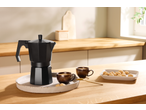 Espressor SILVERCREST cu cești și biscuiți pe un blat de bucătărie din lemn.