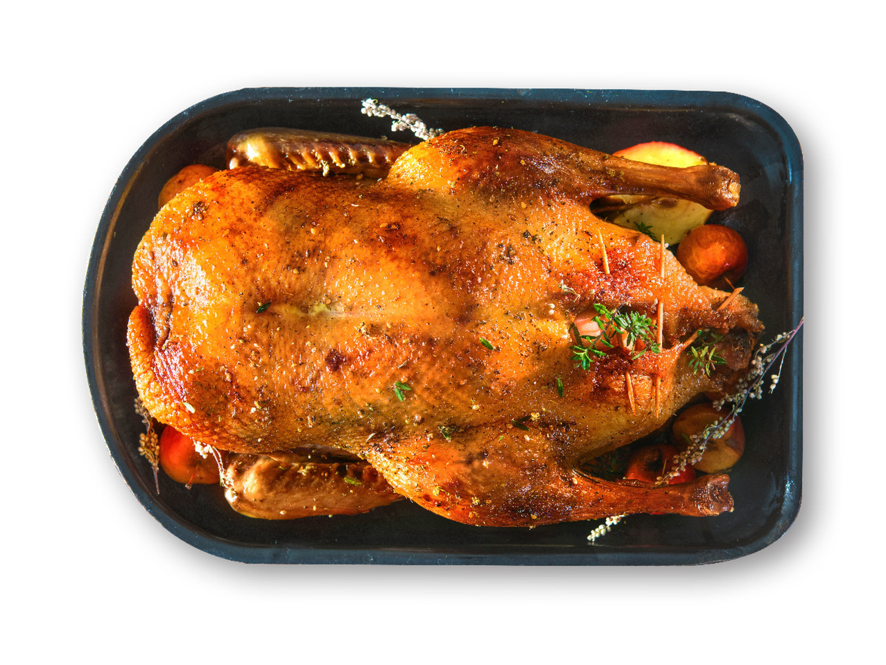 Cepta pīle ar āboliem un garšvielām melnā cepamtraukā.