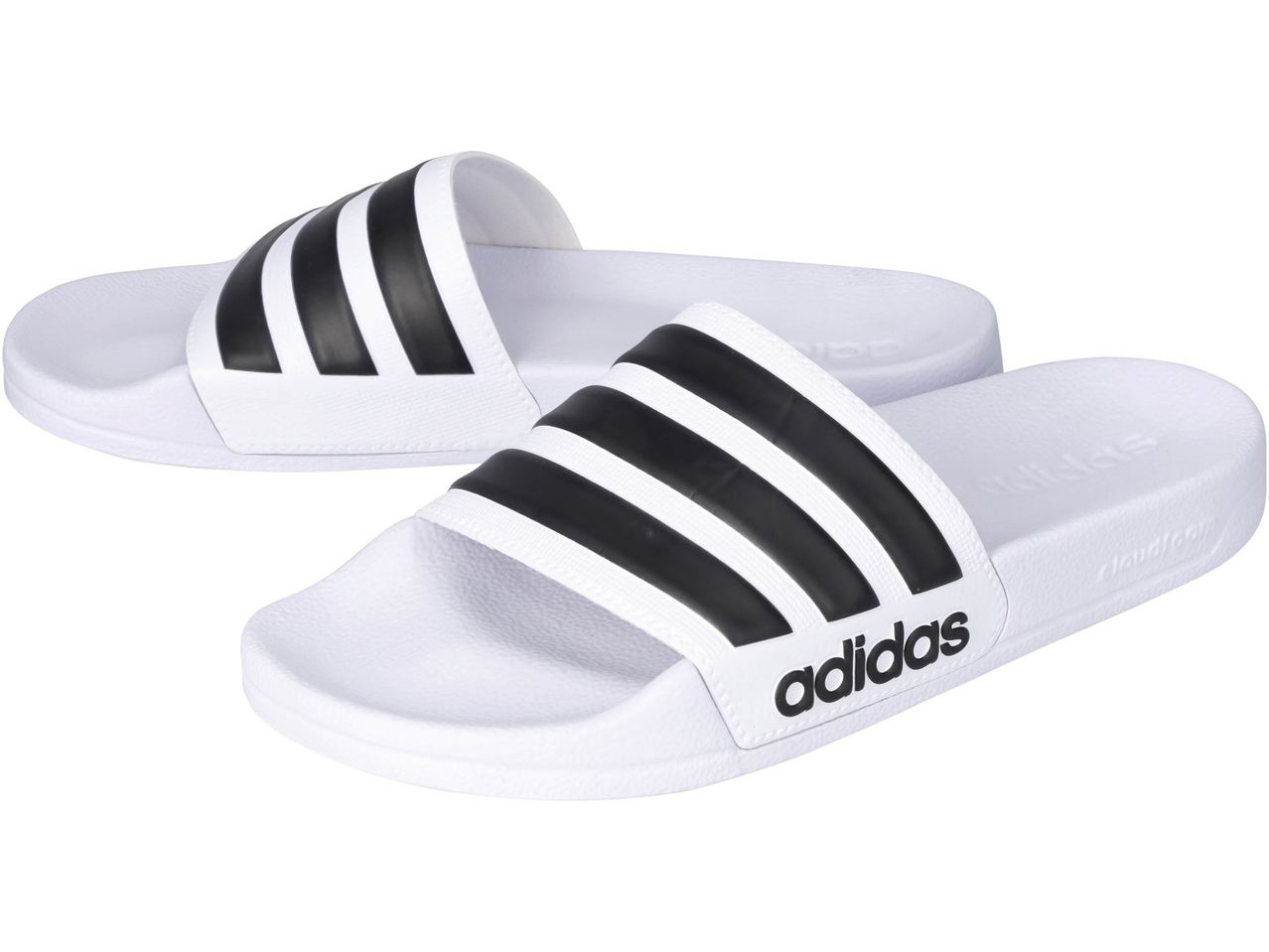 Un paio di sandali Adidas bianchi con tre strisce nere.