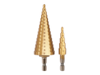 Duas brocas escalonadas com gradações de tamanho em um fundo preto.